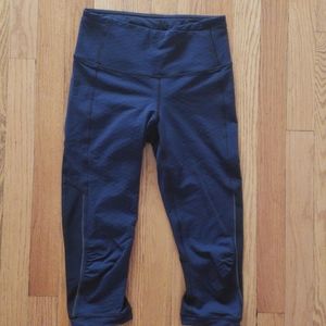 LULULEMON CAPRIS SIZE 4